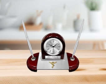 Personalice el premio de agradecimiento por el servicio de quiropráctico, el doctor en quiropráctica, el regalo de graduación de la escuela, el reloj de escritorio grabado, el juego de bolígrafos, las felicitaciones