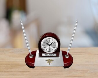 Personalice el premio de reconocimiento por servicios prestados al fisioterapeuta, el regalo de graduación de la escuela de fisioterapia, el reloj de escritorio grabado, el juego de bolígrafos, el regalo de jubilación