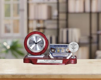 Reloj de escritorio con grabado de doctor en optometría, soporte para tarjetas de presentación, placa de reconocimiento para optometrista, graduación de la escuela, premio