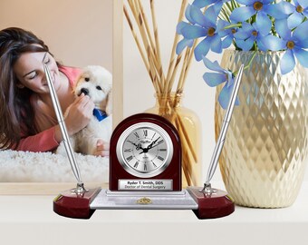 Regalo de dentista, placa con nombre grabada, reloj de escritorio grabado, placa de plata, juego de bolígrafos, soporte de exhibición, Doctor en Cirugía Dental, DDS, DMD, graduado en odontología