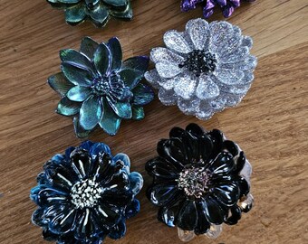 Broche, bijoux, fleurs en résine