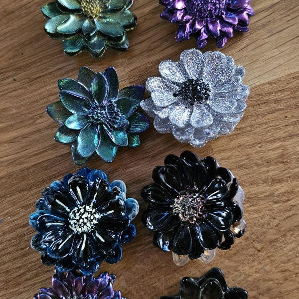 Broche, bijoux, fleurs en résine