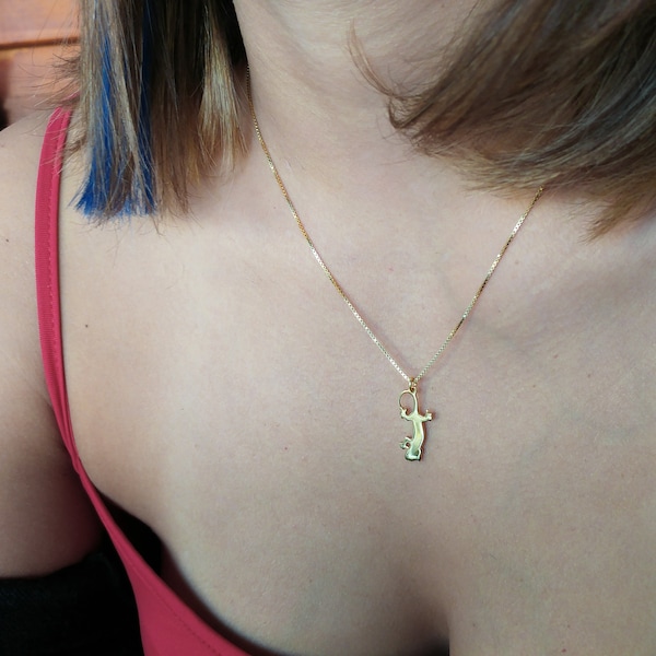 Lizard on necklace - small lizard charm necklace - lizard jewellery - lézard - Eidechse - lagartija - gold Iguana necklace - vigan gift