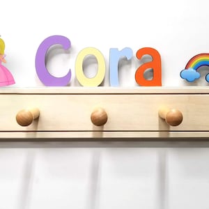 Perchero infantil colorido personalizado con adornos - entrega rápida imagen 10