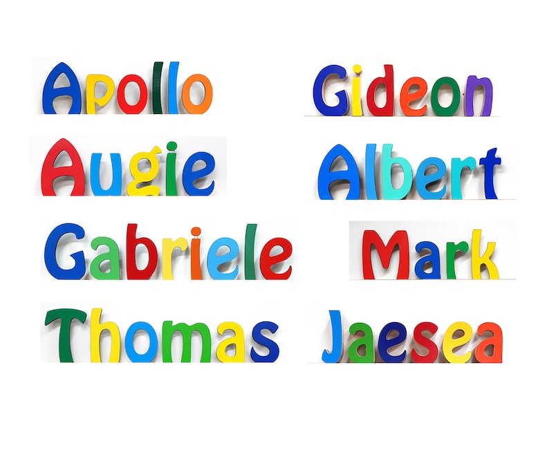 Op de afbeelding: Kleurrijke houten letters die de namen Apollo, Augie, Gabrielle, Thomas, Gideon, Albert, Mark en Jaesea spellen.