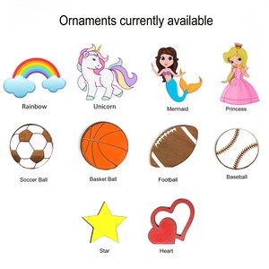 Puede incluir: Una colecci&oacute;n de adornos titulada Ornaments currently available, que incluye un arco&iacute;ris, un unicornio, una sirena, una princesa, un bal&oacute;n de f&uacute;tbol, un bal&oacute;n de baloncesto, un bal&oacute;n de f&uacute;tbol americano, una pelota de b&eacute;isbol, una estrella y un coraz&oacute;n.