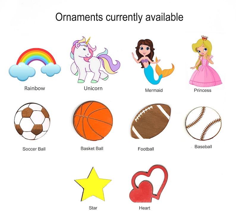 Puede incluir: Una colecci&oacute;n de adornos titulada Ornaments currently available, que incluye un arco&iacute;ris, un unicornio, una sirena, una princesa, un bal&oacute;n de f&uacute;tbol, un bal&oacute;n de baloncesto, un bal&oacute;n de f&uacute;tbol americano, una pelota de b&eacute;isbol, una estrella y un coraz&oacute;n.