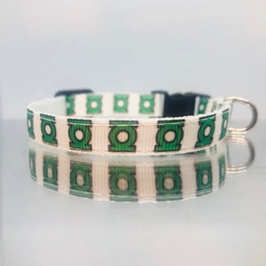 Collar y campana de seguridad para gatos de Linterna Verde, color blanco