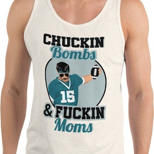 Puede incluir: Camiseta de tirantes blanca con un gráfico en azul verdoso y negro de un jugador de fútbol americano lanzando un balón. El gráfico dice "Chuckin Bombs & Fuckin Moms" y la camiseta del jugador tiene el número 15.