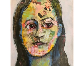 Op de afbeelding: Een kleurrijk gemengd media portret van een vrouw met roze ogen. Het gezicht van de vrouw is bedekt met kleurrijke papieren restjes en stripboek afbeeldingen. De achtergrond is lichtblauw.