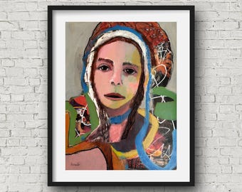 Op de afbeelding: Een ingelijst portretschilderij van een persoon met een witte hoofdbedekking en een blauwe sjaal. Het kunstwerk heeft een kleurrijke, abstracte stijl met tinten rood, groen en oranje. De schildering staat tegen een grijze achtergrond.