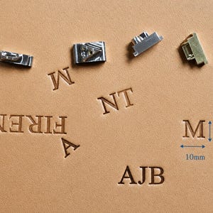 48 uur VERZENDING, aangepaste gravure leren tas: maximaal 8 letters, tijd nieuw lettertype lettertype