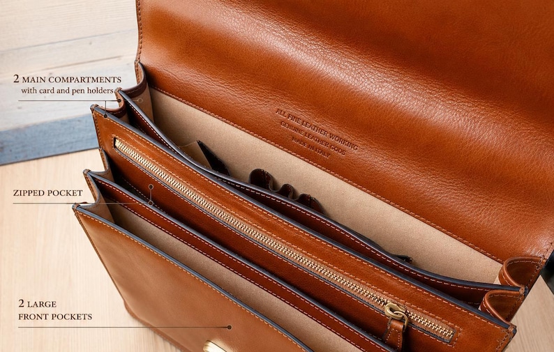 Pu&ograve; includere: Una cartella in pelle color cuoio con due scomparti principali dotati di portacarte e portapenne, una tasca centrale con cerniera e due ampie tasche frontali. L'interno &egrave; foderato in tessuto beige e la pelle reca l'incisione All Fine Leather Working, Genuine Leather Code, Made in Italy.