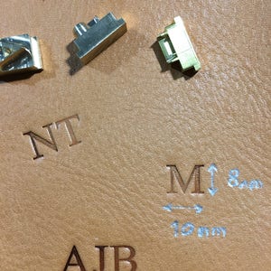 Benutzerdefinierte Gravur auf Ledertaschen, Personalisieren Sie Initialen auf Taschen, benutzerdefinierte Initialen, Textgravur direkt auf dem Leder