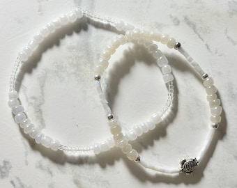 Pulsera de tortuga de plata y blanco con cordón elástico de cuentas / 30% donado