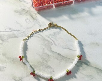 Collar de cerezas con cadena de oro / 30% donado