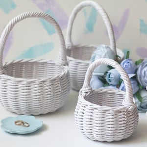 Zwei Größen weiße Weidenkörbchen für Blumenmädchen im klassischen Stil