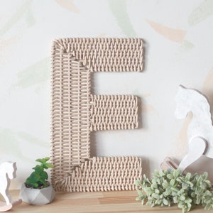 Arte de pared con monograma para decoración de guardería beige, letrero neutro con letras de mimbre