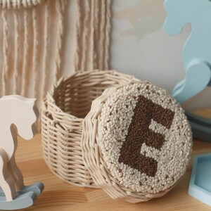 Caja con iniciales para decoración de habitación infantil estilo bohemio, letrero neutro con letras de mimbre.