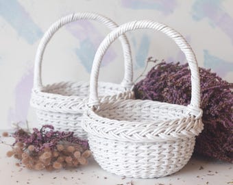 Elegante cestino da sposa in vimini per la damigella d'onore.