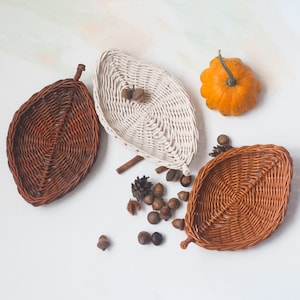 Wicker dishes for autumn table leaves decor