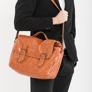 Leather Messenger Bag for Camera Enthusiasts - Classic Carryall for Shooting on the Go