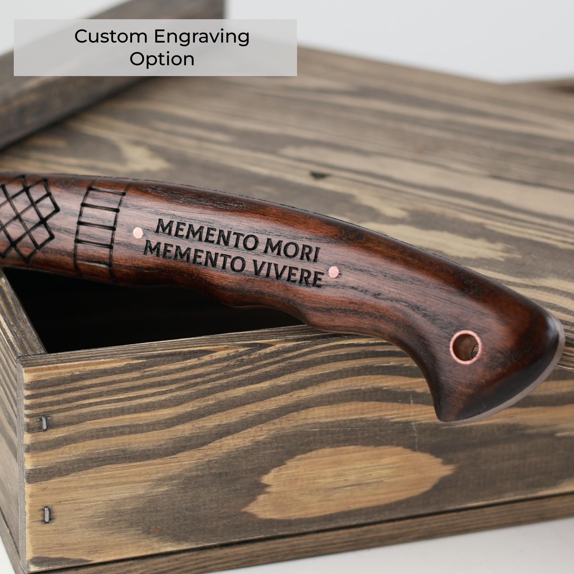 手鍛造トマホーク斧：彫刻入りキャンプ用手斧（鞘付き） - Etsy 日本