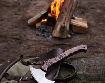 手鍛造トマホーク斧：彫刻入りキャンプ用手斧（鞘付き） - Etsy 日本