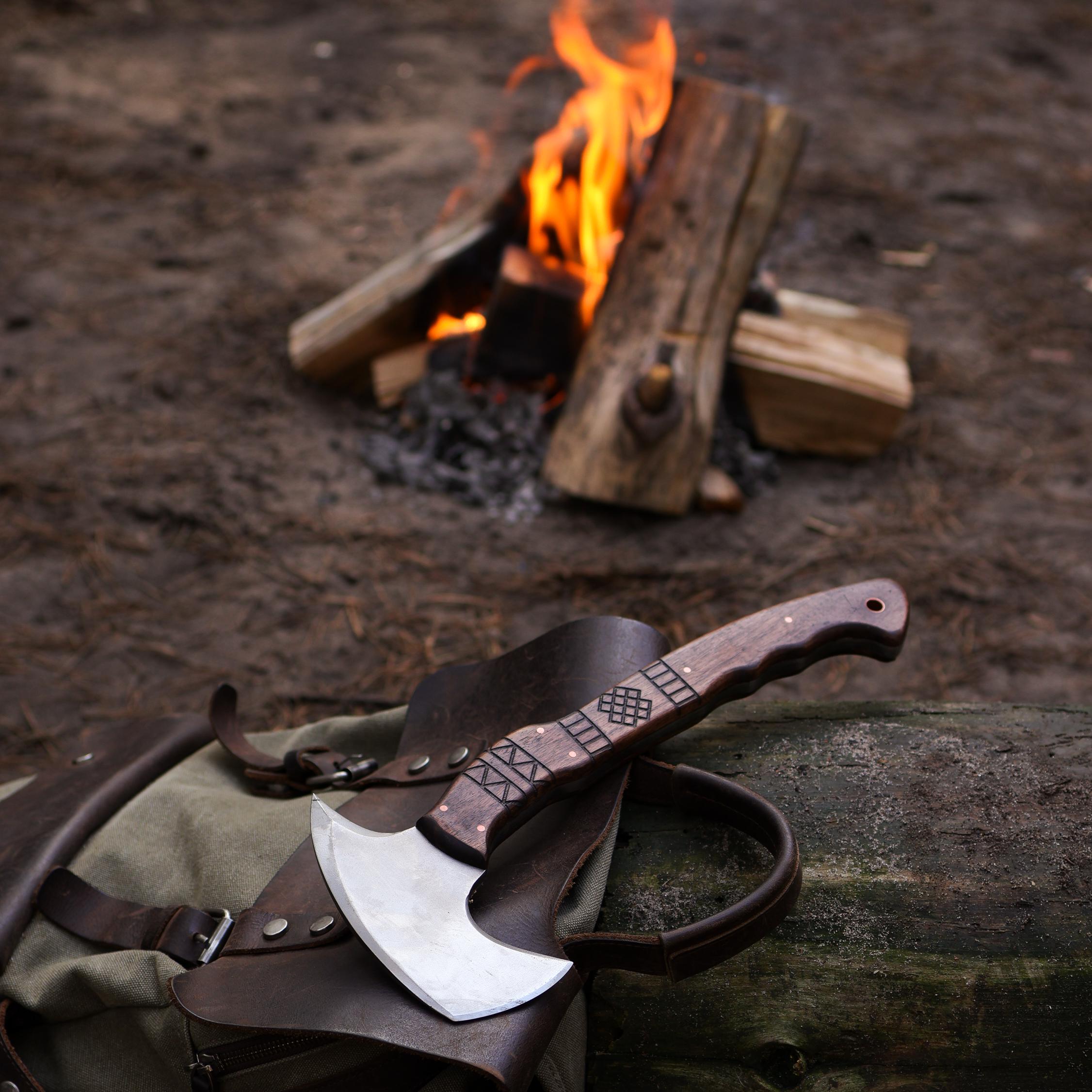 手鍛造トマホーク斧：彫刻入りキャンプ用手斧（鞘付き） - Etsy 日本