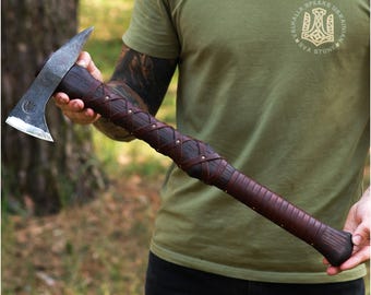 Handgesmede Indiase tomahawk met schede - op maat gegraveerde bijl