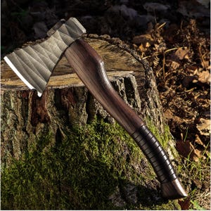 Gegraveerde aangepaste bijl met houten kist, campinggereedschap voor de jacht, beste cadeau, handgesmede Vikingbijl met leren tas