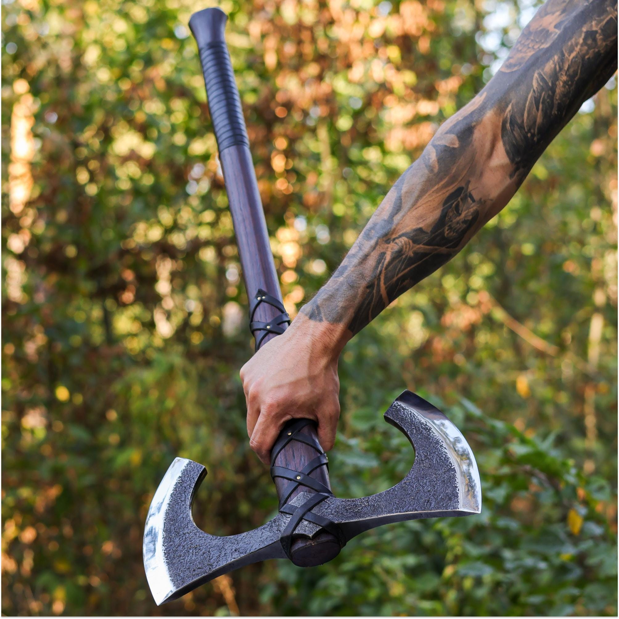 手鍛造の両刃バイキング斧、カスタム刻印入り鞘付き双頭ロング斧
