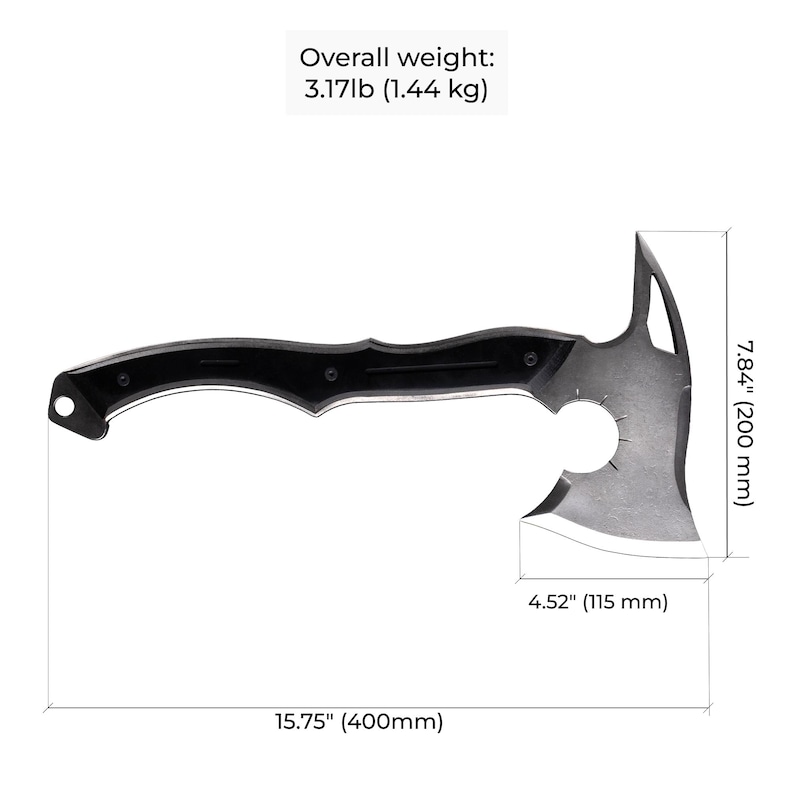 Puede incluir: Un hacha negra y plateada con un mango curvo y una hoja afilada. El hacha mide 400 mm de largo, 200 mm de alto y 115 mm de ancho. El peso total es de 1,44 kg. Tiene un corte circular cerca de la hoja.
