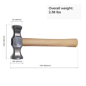 K&ouml;nnte beinhalten: Ein Metallhammer mit Holzgriff. Der Hammerkopf ist 40 mm breit, 50 mm tief und 125 mm hoch. Der Griff ist 300 mm lang. Das Gesamtgewicht betr&auml;gt 1,08 kg.