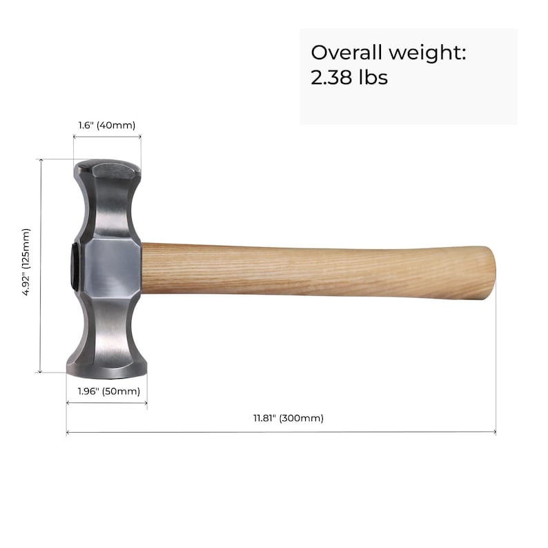 K&ouml;nnte beinhalten: Ein Metallhammer mit Holzgriff. Der Hammerkopf ist 40 mm breit, 50 mm tief und 125 mm hoch. Der Griff ist 300 mm lang. Das Gesamtgewicht betr&auml;gt 1,08 kg.