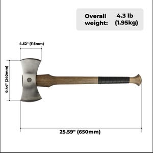 K&ouml;nnte beinhalten: Eine Doppelaxt mit Holzgriff und silberfarbenem Kopf. Die Axt ist 650 mm lang, 240 mm hoch und 115 mm breit. Das Gesamtgewicht betr&auml;gt 1,95 kg.