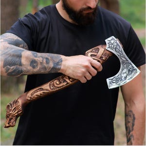 Fenrir Vikingbijl met wolfmotief, handgesneden en op maat gegraveerd, Noordse bijl