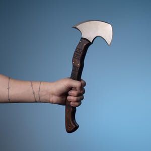 Hacha de supervivencia Tomahawk de espiga completa. Hacha de camping funcional, hecha a mano con funda.