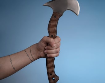 Gegraveerde Tomahawk bushcraftbijl met doorlopende tang, kampeerbijl met schede
