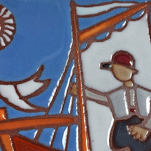 Peut inclure: Un carreau de c&eacute;ramique peint &agrave; la main repr&eacute;sentant un voilier avec une voile blanche et un personnage portant un chapeau rouge &agrave; la barre. Le carreau a un fond bleu avec un oiseau blanc volant au-dessus du bateau et un soleil rouge dans le coin sup&eacute;rieur gauche.