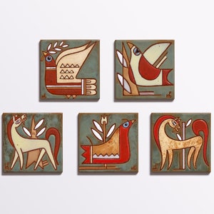 Puede incluir: Cinco baldosas de cerámica cuadradas con diseños estilizados de pájaros y caballos. Cada baldosa presenta un fondo verde azulado y un animal diferente en tonos de rojo, crema y marrón. La obra de arte tiene una estética rústica y folclórica.