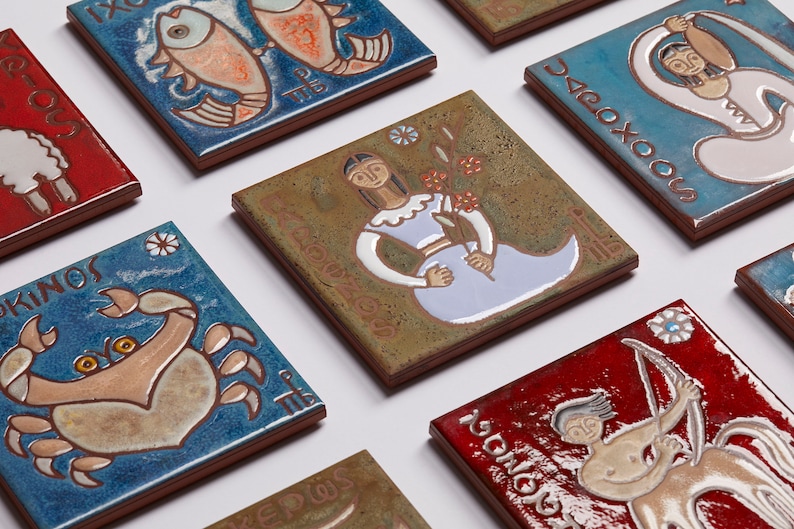 Może przedstawiać: Dwunastu ceramicznych płytek, każda przedstawiająca inny znak zodiaku. Płytki są ozdobione kolorowymi ilustracjami i nazwą znaku w języku greckim. Znaki to: Baran, Byk, Bliźnięta, Rak, Lew, Panna, Waga, Skorpion, Strzelec, Koziorożec, Wodnik i Ryby.