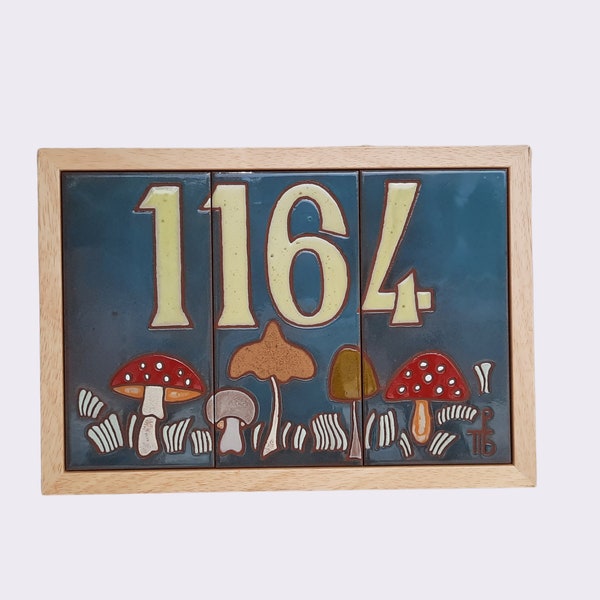 Charmante tuile de numéro de maison en céramique de champignon peinte à la main – Esthétique du noyau de chalet Panneau d’adresse personnalisé – Décor boisé d’automne