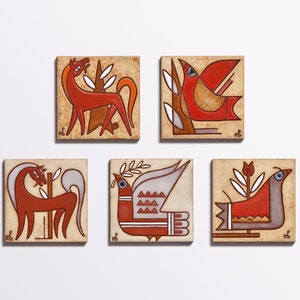 Puede incluir: Conjunto de cinco azulejos de cerámica con diseños estilizados de animales y pájaros. Los azulejos están pintados en tonos de rojo, marrón, blanco y gris. Cada azulejo presenta un animal o un pájaro diferente, incluyendo un caballo, un pájaro y una paloma.