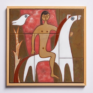 Puede incluir: Una obra de arte de azulejos de cerámica enmarcada que representa una figura desnuda montando un caballo blanco. El fondo es una mezcla de colores marrones, rojos y blancos. Un pájaro blanco con un ojo azul está posado en una rama en la esquina superior izquierda.