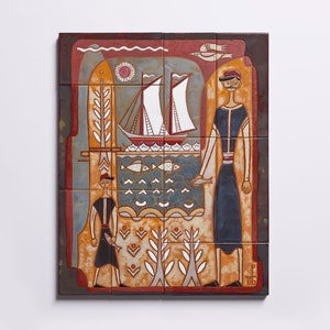Puede incluir: Un mural de azulejos de cerámica que representa una escena estilizada de dos figuras de pie junto a una masa de agua con un velero y peces. Las figuras visten ropa azul y roja y tienen rasgos faciales simples. El fondo es una mezcla de marrón, azul y blanco.