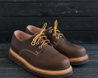 Bruine Derby Oxford Service handgemaakte lederen herenschoenen op maat - #HoboDerby van WolfAndBeard