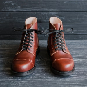 Cap Toe Springerstiefel, handgefertigte Anzugstiefel, Herren Damen Leder Arbeitsstiefel Nach Maß von WolfAndBeard Bild 3
