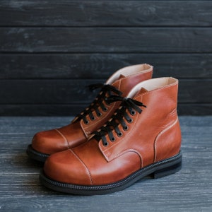 Cap Toe Springerstiefel, handgefertigte Anzugstiefel, Herren Damen Leder Arbeitsstiefel Nach Maß von WolfAndBeard Bild 5