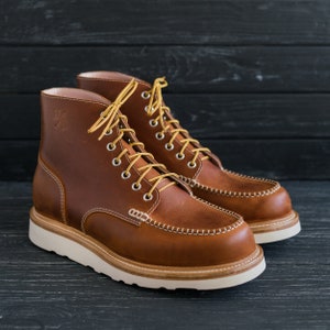 Bottines classiques en cuir marron pour hommes et femmes à bout mocassin SamuraiMocToe par WolfAndBeard image 3